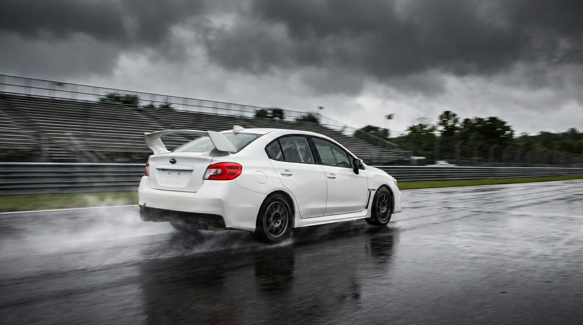 黄色仓库轿车性能改装视频